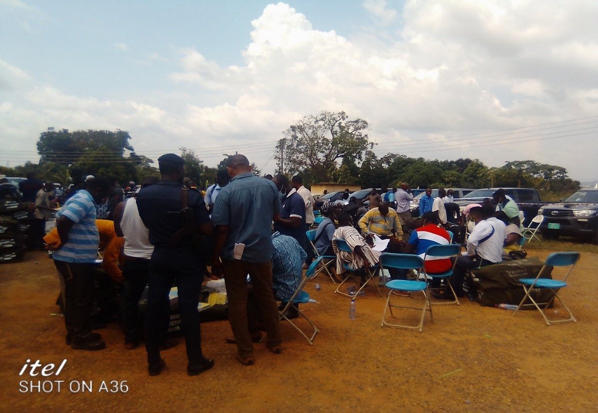 news_ghana's tweet photo. #Politics #EC #electionmaterials December 7, election materials arrive in Koforidua https://t.co/TfoBwTEelZ https://t.co/iQPkUEESC2