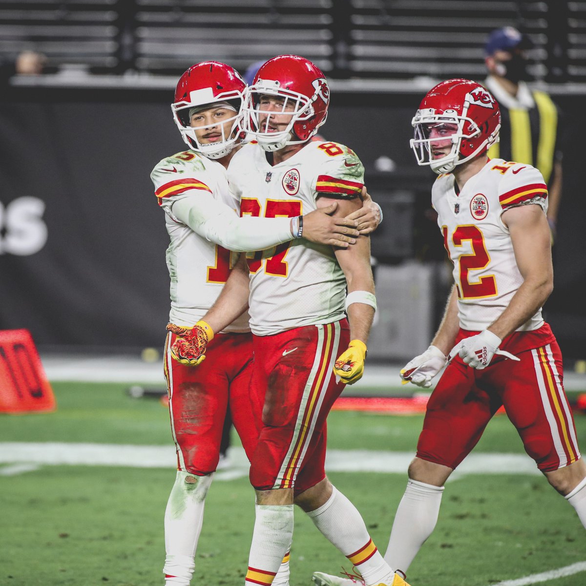 UltimaJugadaTW's tweet photo. 🟥KANSAS CITY GANÓ DE MANERA AGÓNICA EN LAS VEGAS
📌Fue por 35-31
📌Mahomes lanzó para 348 YDS, 2 TD y 1 INT
📌Edwards-Heleire anotó 2 TD
📌Carr lanzó para 275 YDS, 3 TD y 1 INT
📌 #ChiefsKingdom líder divisional con 9-1. #RaiderNation quedó con 6-4
📷 @Chiefs #KCvsLV https://t.co/IEFzKefD7T