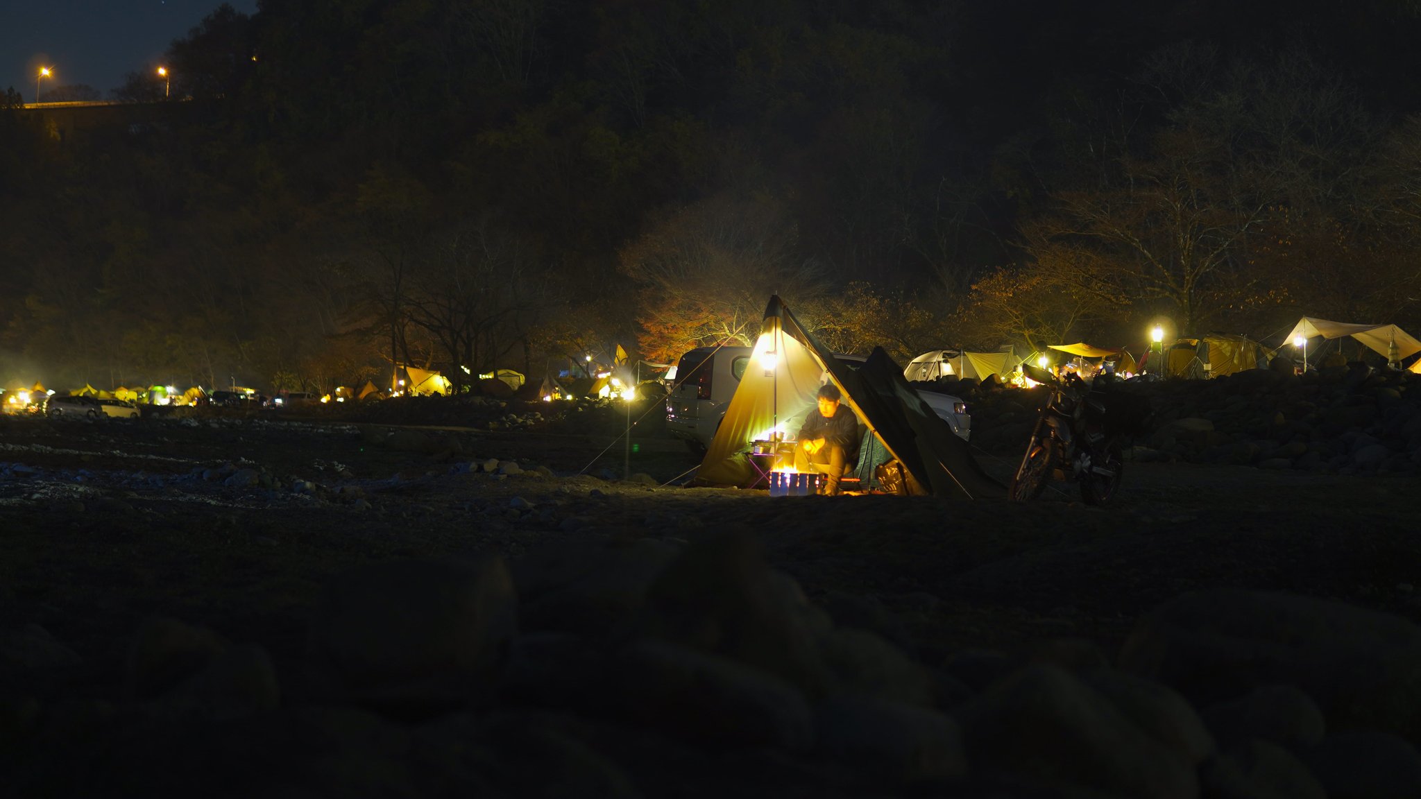 あかまんキャンプ ソロキャンプツーリング 青野原オートキャンプ場 の夜 昼は混雑していたテント達が 夜には一転素敵な夜景に 寝るときは つま先が寒かったです ソロキャンプ キャンプツーリング ソロキャンプツーリング 夜景 キャンプ好きな