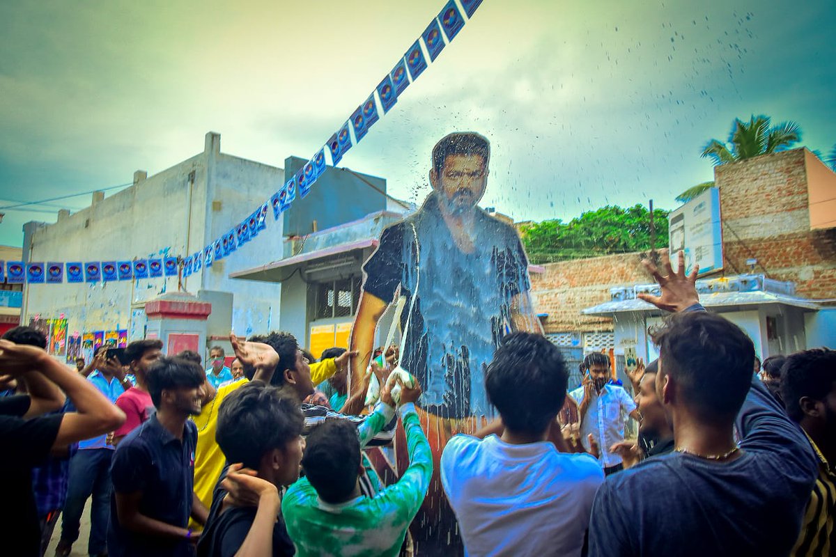 karurvijaytrend's tweet photo. காலை வணக்கம் தளபதி சொந்தங்களே ❤❤️

#Master || @actorvijay ❤🤘 
#SpreadVIJAYism  😎😻
#ThalapathyVijay ♥️💥 https://t.co/Ay1pLvr3QU