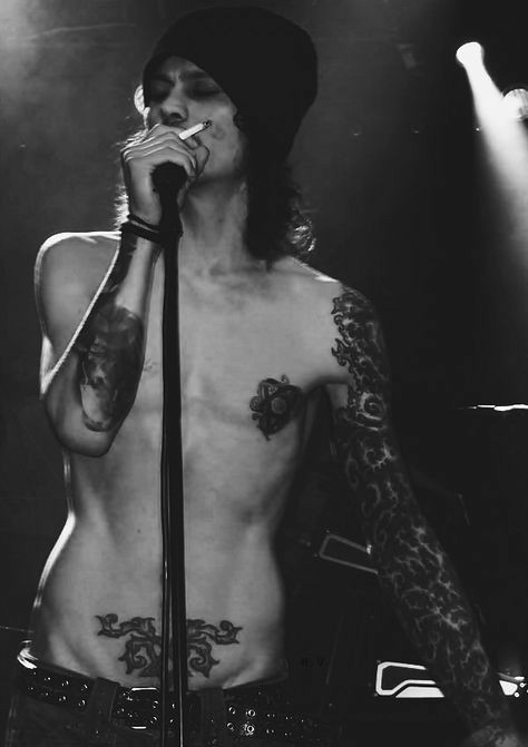 Happy birthday to Finnish sex god Ville Valo. Sing praise to his name. Blessed be, amen. 