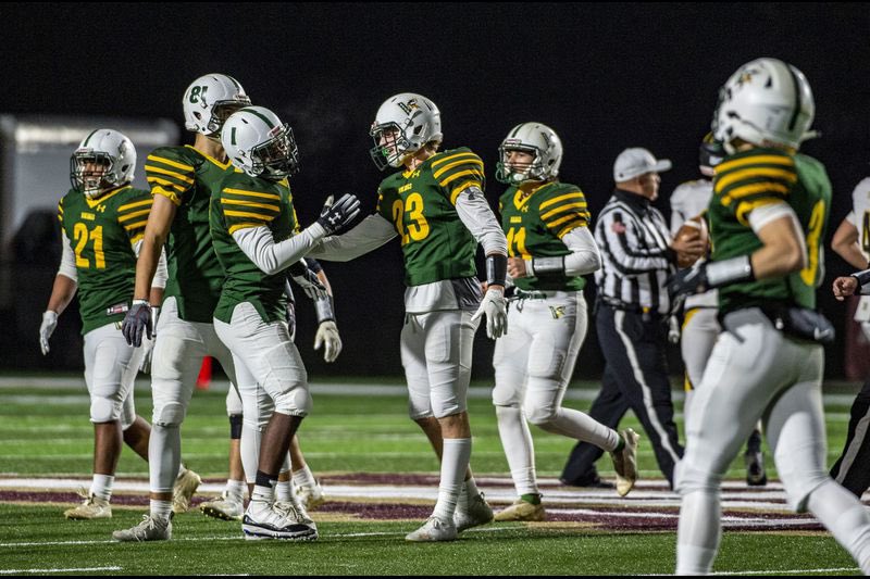 MaxsimMason's tweet image. Go check out my senior season highlights hudl.com/v/2EUpZH