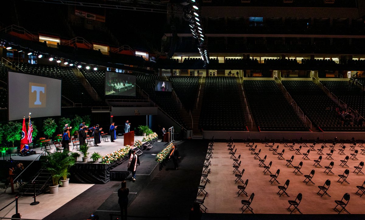 UTKnoxville's tweet image. So here's to you old Tennessee, our alma mater true. 🎶

Congrats to all of #UTGrad2020. We will miss you. 🍊🎓