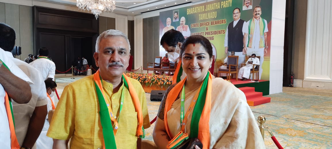 2sTamil's tweet photo. See who is behind ... #kushboo #hraja #BJP #AmitShah https://t.co/MgO7DfWAxI
