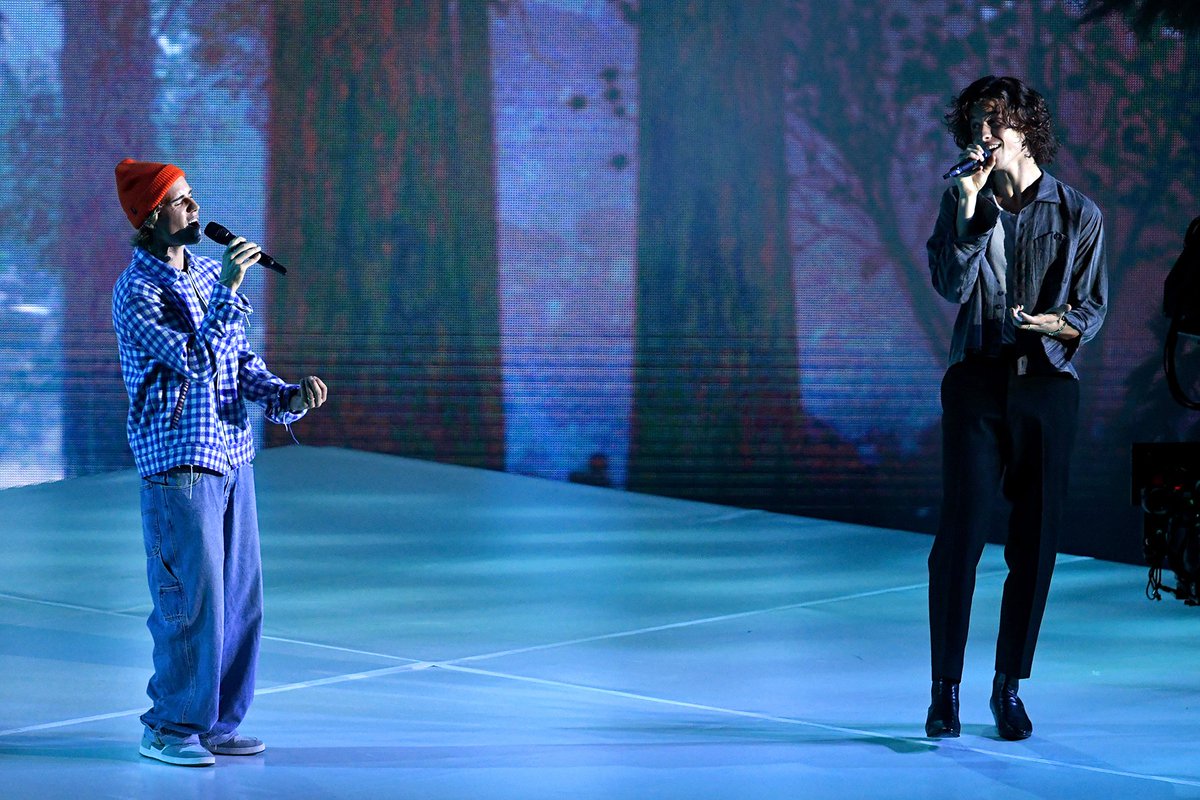 RollingStone's tweet photo. Justin Bieber and Shawn Mendes kicked off the 2020 American Music Awards on Sunday with "Monster" https://t.co/xOSCSduVhJ https://t.co/beP3JVxVcA
