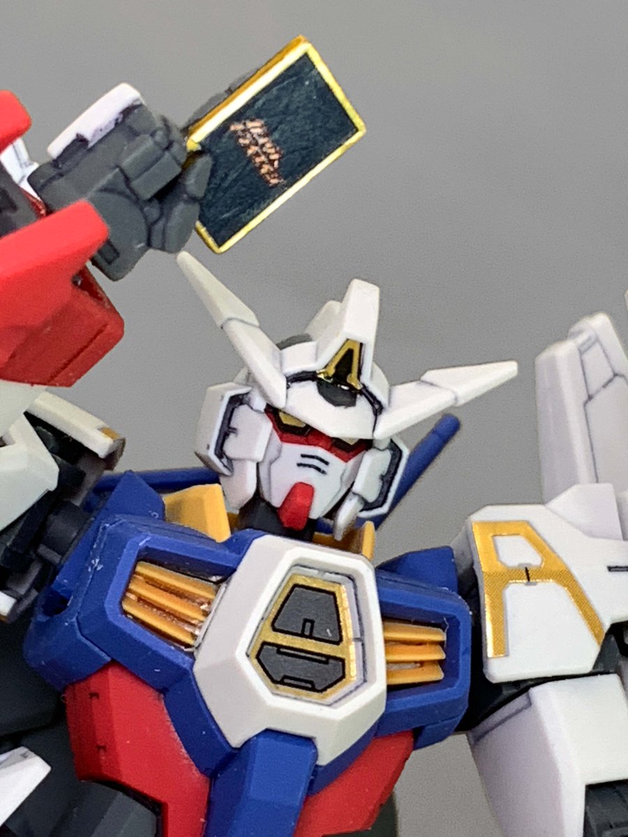 F A たちばな トライエイジガンダム の主武装トライドッズライフルは銃身の向きを変えモード切替 銃撃エフェクトはスタンド付き マズルフラッシュとビームは複数付属し組換が可能 カードを持つ手首パーツには ガンダムトライエイジ のロゴ入シール