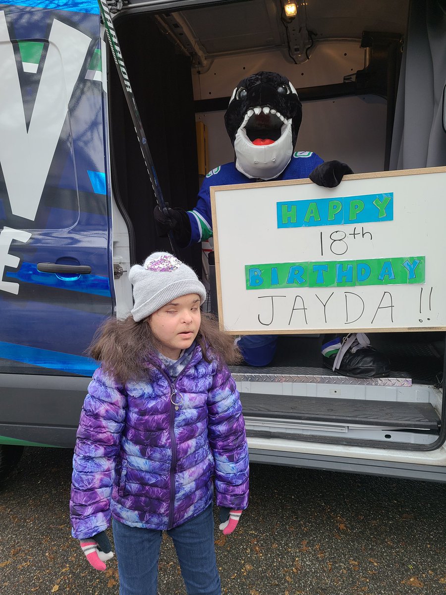 CanucksFIN's tweet photo. A very special Birthday Drive By for my friend Jayda today! I met her and her family @CanuckPlace years ago and have been able to watch her grow up!  We both really wanted to celebrate her big day with a hug 😢! HAPPY 18th BIRTHDAY JAYDA 🥳🥳 #FINBirthdayDriveBys https://t.co/AVki5NyEIE
