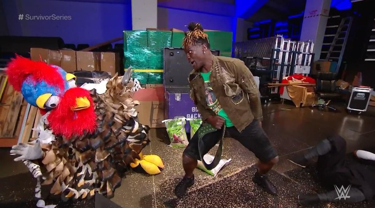 Lucha Libre Online в Twitter: "Akira Tozawa derrota al Gobbledy Gooker y le quita el título. R-Truth lo golpea con un paquete de comida para ave y lo noquea para quitarle el