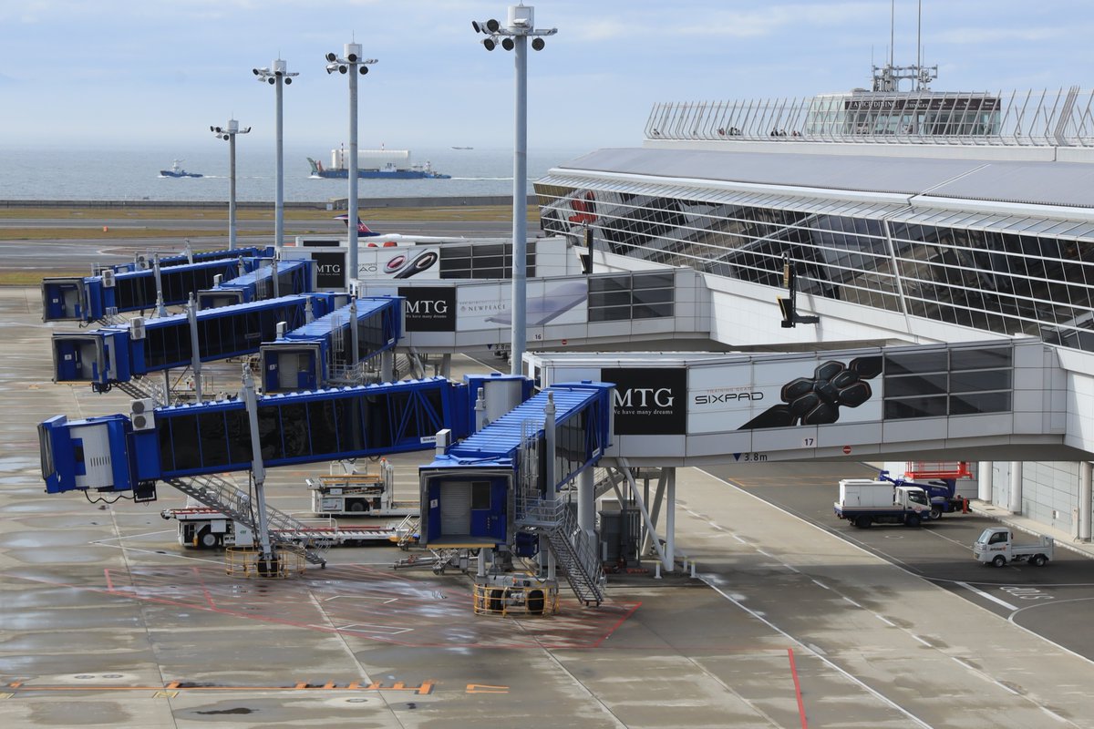 中部国際空港セントレア セントレア用語図鑑 パッセンジャーボーディングブリッジ Pbb ターミナルビルから旅客機に乗降するための設備 搭乗橋 とうじょうきょう 可動橋部分は航空機種ごとに位置が変わる乗降口に合わせて伸縮 回転する 中部国際空港セントレア セントレア用語図鑑 パッセンジャーボーディングブリッジ Pbb ターミナルビルから旅客機に乗降するための設備 搭乗橋 とうじょうきょう 可動橋部分は航空機種ごとに位置が変わる乗降口に合わせて伸縮 回転する