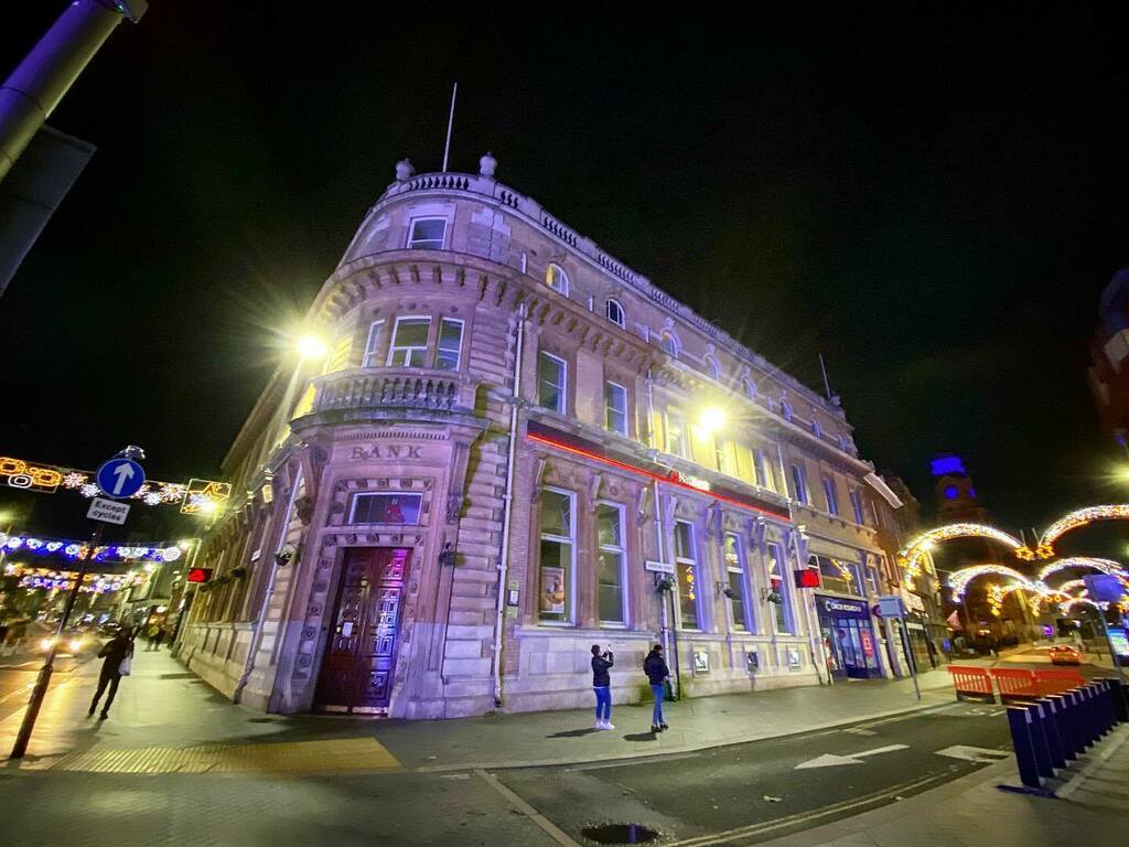 Parting Ways 💡 #leicester #england #citycentre #wideanglelens #bank #hirsefairstreet #granbystreet #gallowtreegate #christmaslights #corner #victorian #natwest #illuminated #thisisleicester #myleicester #yourleicester #weareleicester #staysafeleicest… instagr.am/p/CH6eN-SHf5-/