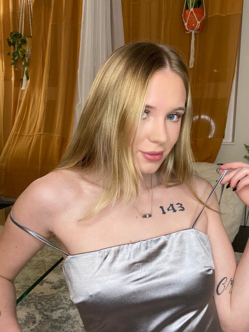 can you spot my nipple piercings? https://t.co/YEAVjZSsEQ