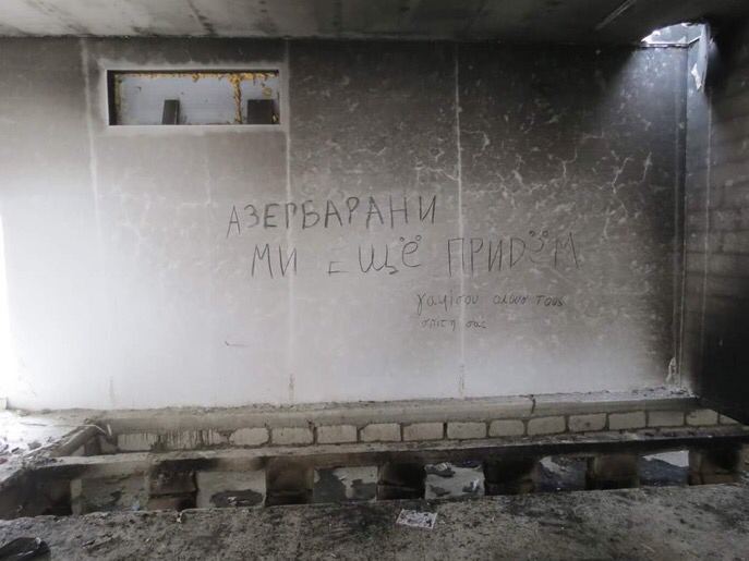 Kəlbəcərdən də çıxmağa davam edən ermənilər evlərin divarlarına "Azərbaycanlılar, biz geri gələcəyik!" yazıları yazıblar