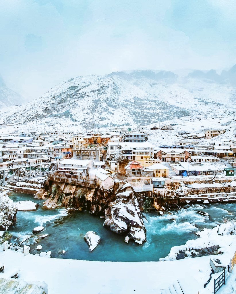 धरती का स्वर्ग - श्री बदरीनाथ धाम 🌨😍🌨
जहाँ ईश्वर साक्षात विराजमान है 🙇♂️🙇♀️
बर्फबारी के बाद इतना सुंदर दिखता है हमारा श्री बदरीनाथ धाम🌨👇🌨😍🌨
जय बदरीविशाल...
#kedarnath #badrinath #gangotri #yamunotri
#badrinathdham🙏 #BadrinathDham
#अभिषेक @RSSorg https://t.co/5FhPZhAx2p