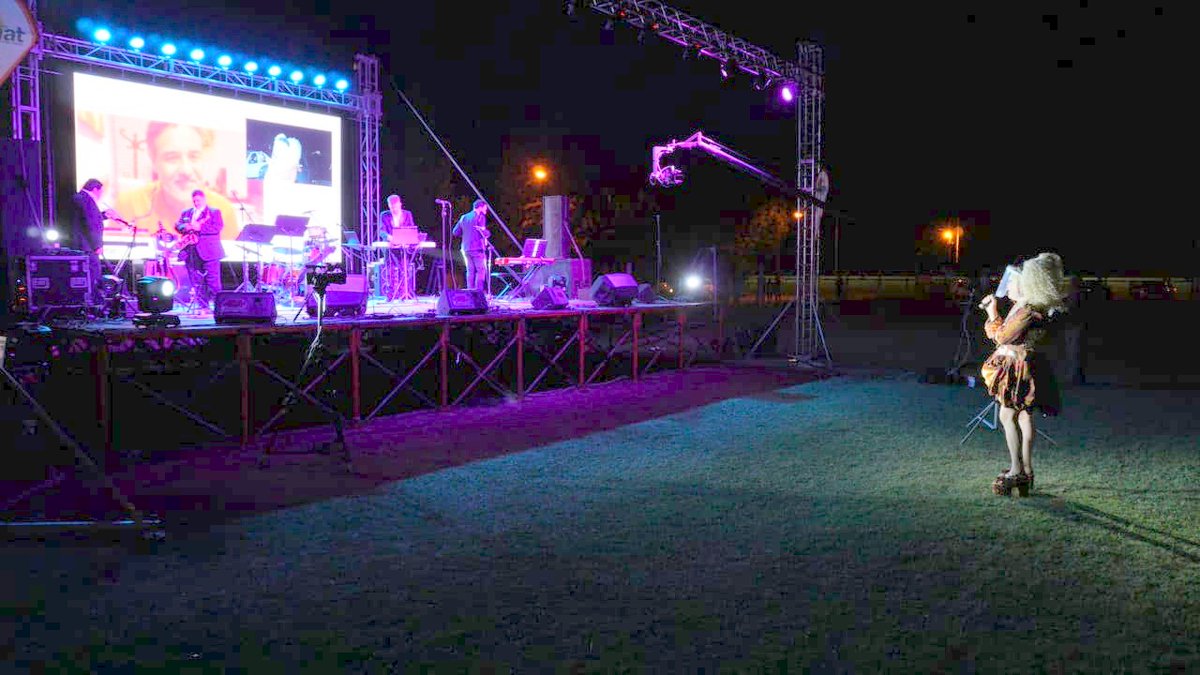 Algunas postales del 1er AutoShow organizado por la Muni, gracias por acompañar los espectáculos desde las distintas opciones disponibles: vehículo, redes sociales, la pantalla de TDC y la frecuencia de FM 101.1.
▶HILO CON FOTOS 📸⬇