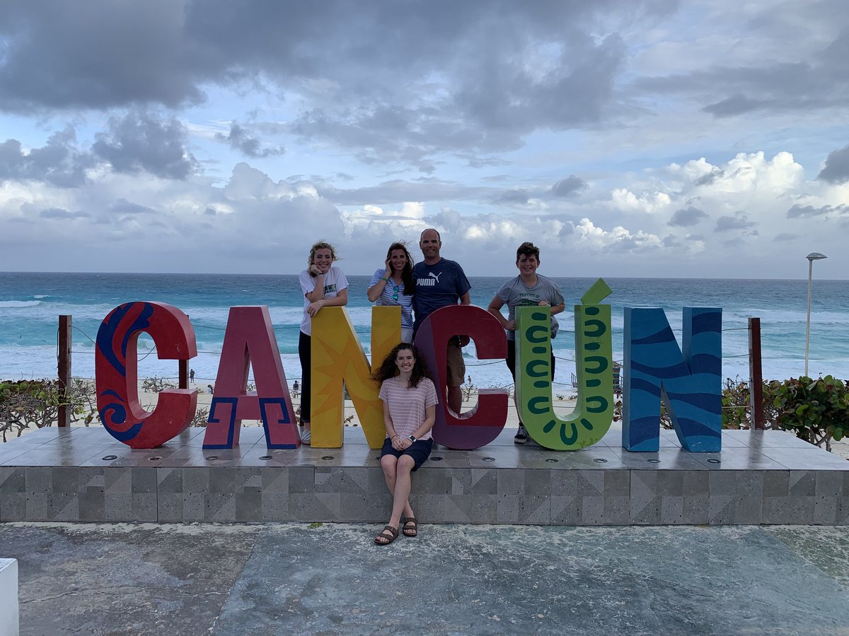 parksutton's tweet photo. Just got back from a great week of vacation in Cancun. Sure do love my family. #Muchtobethankfulfor https://t.co/lCQ1ubqHCH
