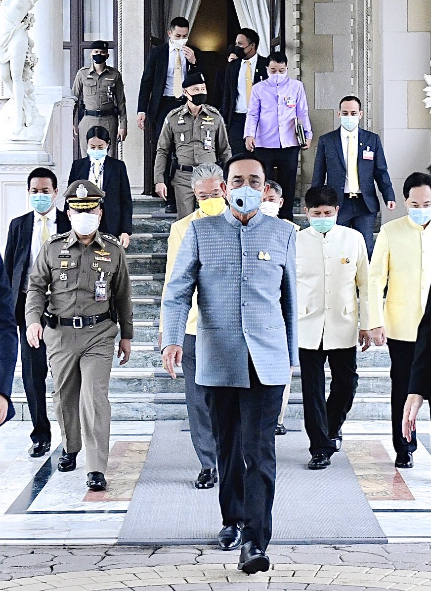 WassanaNanuam's tweet photo. “นายกฯบิ๊กตู่” นำประชุม ครม. วันนี้
....แต่ดู  ตึงๆ ไม่ค่อยพูด ค่อยจา ... เลยเดินทิ้งระยะห่าง กันหน่อย ...ก่อนเดินเข้าห้องประชุม ที่ตึกสันติไมตรี

พรุ่งนี้ นายกฯไปรับเสด็จฯ “ในหลวง-พระราชินี” ทรงไปทอดพระเนตรโครงการพัฒนาแหล่งน้ำสระบ่อดินขาว.ตาคลี นครสวรรค์
https://t.co/Zl5sKlnu3l https://t.co/5W3S8WVG6O