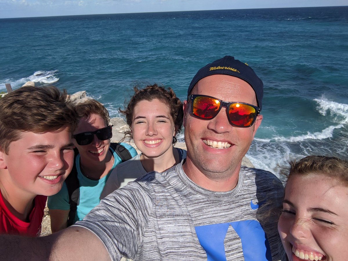 parksutton's tweet photo. Just got back from a great week of vacation in Cancun. Sure do love my family. #Muchtobethankfulfor https://t.co/lCQ1ubqHCH