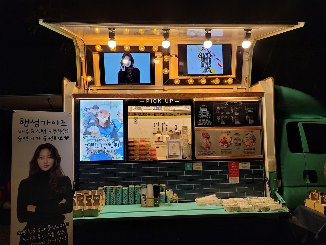0seungyeon_only's tweet photo. 2020.11.21 GongSeungYeon Insta update
Thank you for sending a Coffee truck to me #NaturalBalance #BlueAngle the cold scene! It's powerful!
#HandsomeGuys #핸섬가이즈 #블루엔젤봉사단 #내추럴발란스 #공승연 https://t.co/h5SGDPghqL