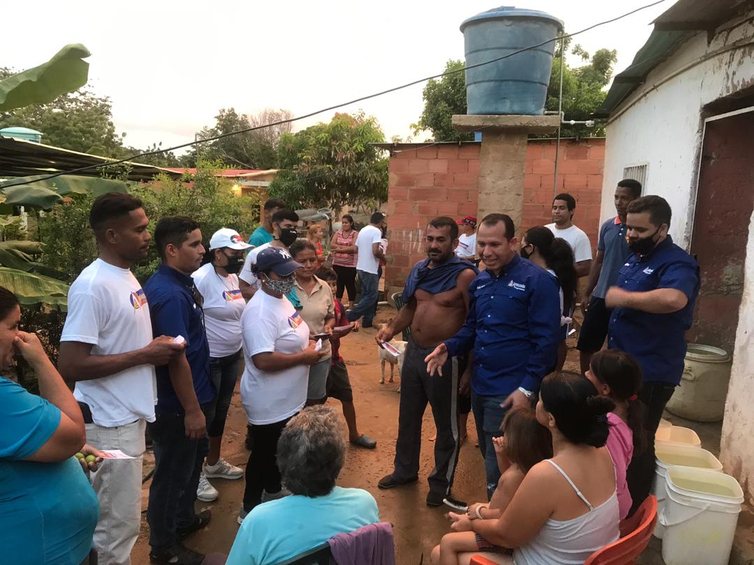ramonmedinaR's tweet photo. SanFco circuito #9 Dice Ya Basta 
Hoy Recorrimos La Parroquia el Bajo Nuestros Vecinos Sólo piden cambio y sobre todo reconciliar a los Venezolanos Basta de Extremismo es hora de Comenzar a Reconstruir Venezuela vota @HenriFalconLara @luisromeroc @ClexidaP https://t.co/GteaZXPq7i