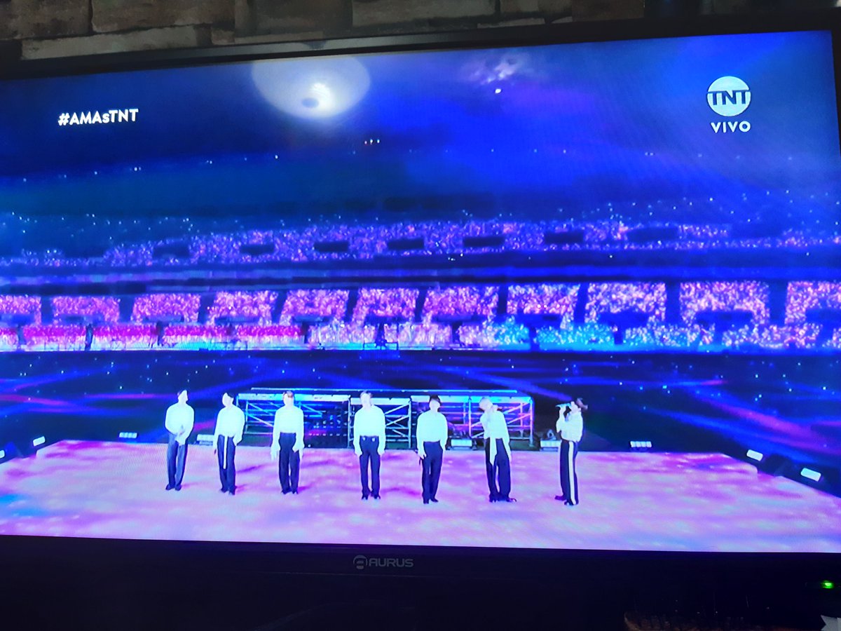BanKingsHannia7's tweet photo. Valio la pena la espera son tan hermosos 

#Dynamite by @BTS_twt 
#AMAsTNT #AMAs https://t.co/3SzFvdogMo