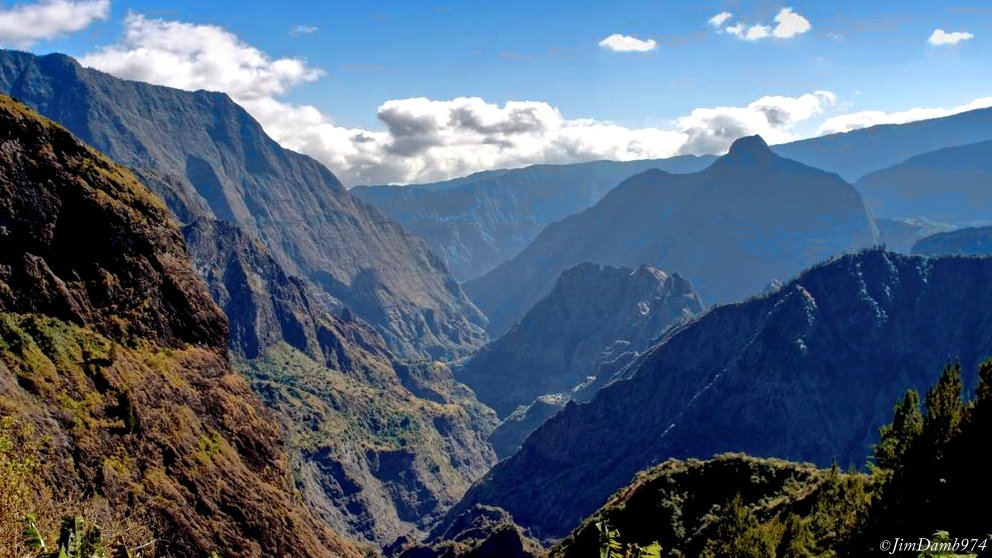"Mon île, tu as choisi la pureté, et tu caches bien ta beauté, au fond des cirques où bat ton coeur..." de Jacqueline Farreyrol
#LaReunion #Team974 #MagnifiqueReunion #OutreMer #Nature #Voyages #tourisme #vacances #Unesco #France #OceanIndien #WhyVisitAnywhereElse