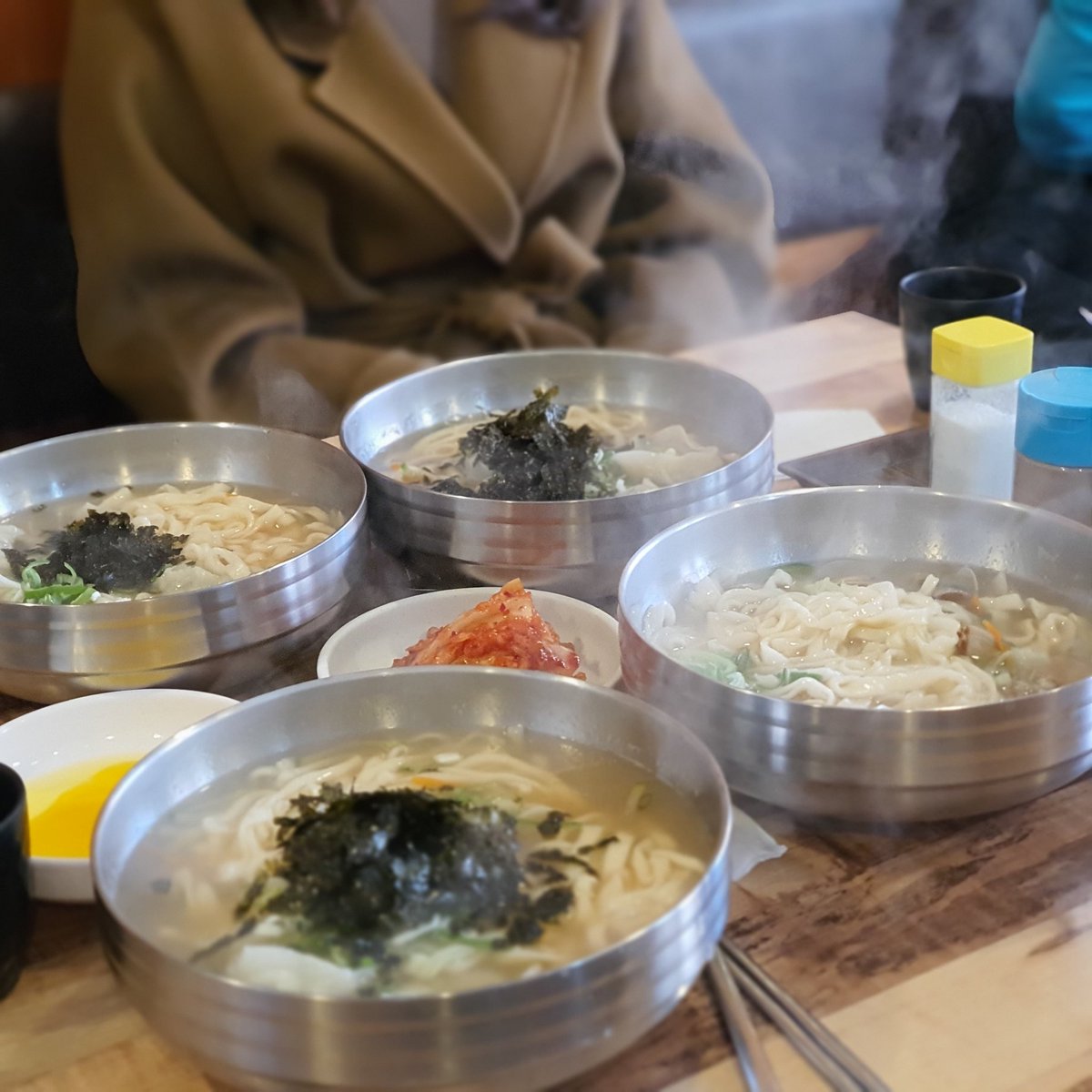 Suwon_seryu2's tweet photo. 부쩍 추워진 날씨에 따뜻한 칼국수가 생각나서 방문한 세류동 맛집 ''착한손칼국수"😚👍🏻
#세류이동 #착한손칼국수 https://t.co/DwkhY3QtmH