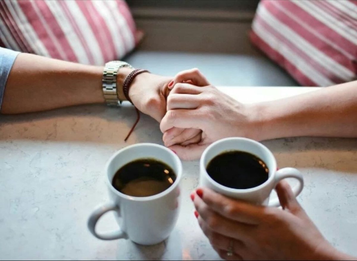 Вместе пить кофе. Чашка кофе в руках. Кофе для любимой. Две чашки кофе. Кружка чая в руках.