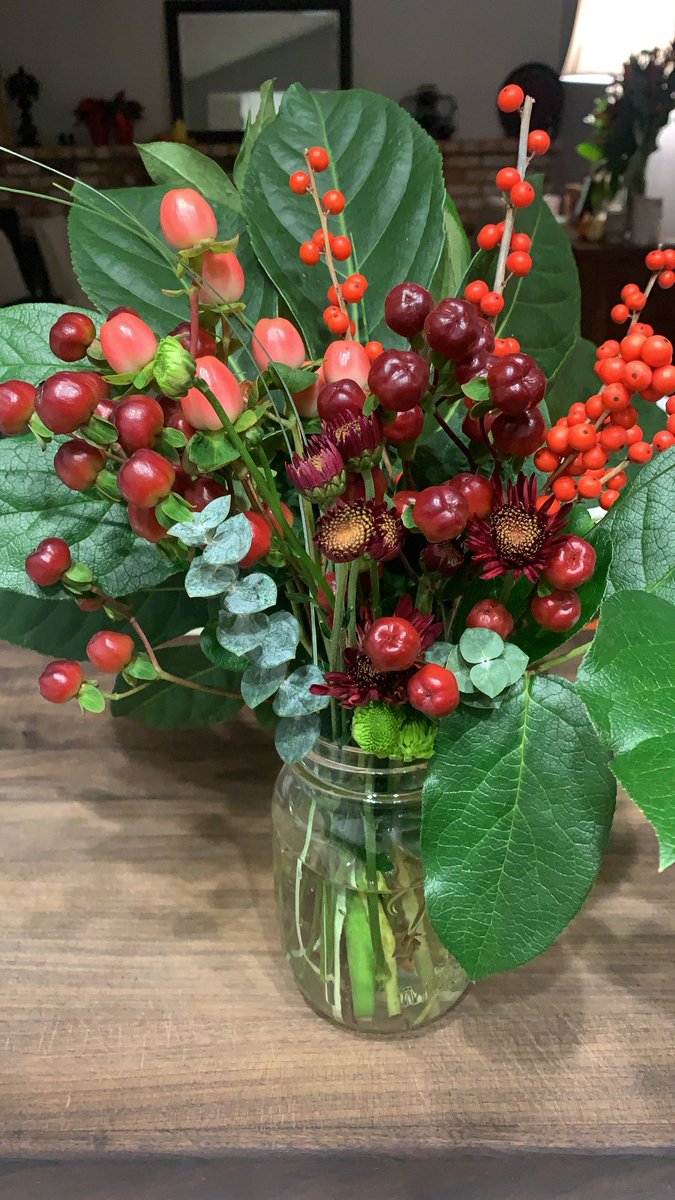 Hopkins_Amber's tweet photo. I don’t claim to be a pro, but I still love doing it 🌿🌸 #FallFlorals #homemade #ilovefreshdecor https://t.co/FXYXxzFjzP