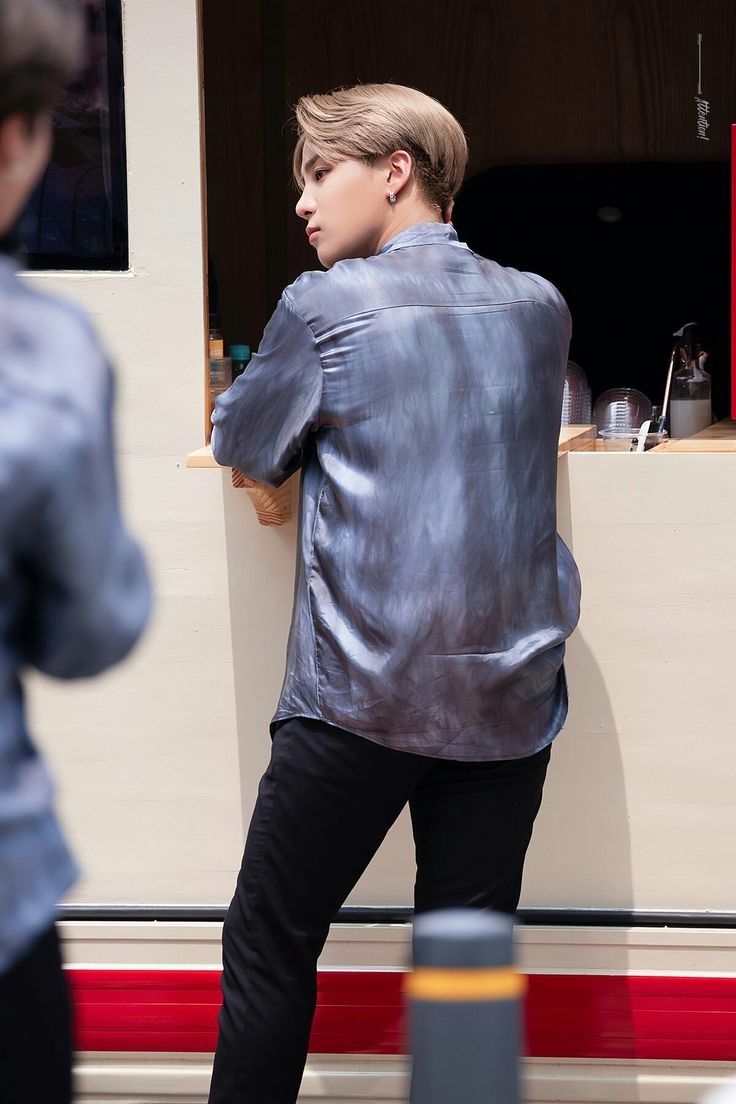 Even from the back he's so pretty please ???