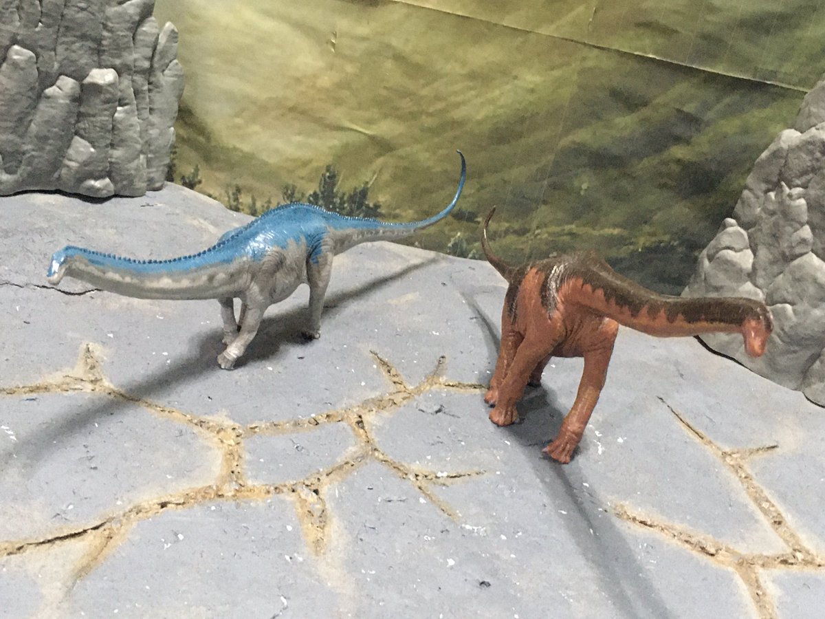 ディプロドクスとブラキオサウルスのフィギュアを比べてみた。首と尻尾