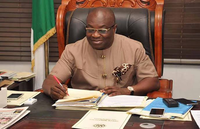 NewsWireNGR's tweet photo. Abia state government to sanction workers over ‘dreadlocks,   colored hair and indecent dressing’ https://t.co/q9EciUVTWV https://t.co/N22PbxD14z