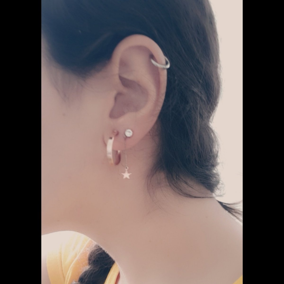 crystalline_des's tweet photo. 'Helix Piercing ve Standart Lobe Piercing'

İyileşme süreleri yaklaşık 6 hafta sürüyor. Standart Lobe Piercing, kulak memesine yapıldığı için bir acı hissetmiyorsunuz. Helix Piercing ise kıkırdak delindiği için diğerine göre bir tık daha acı hissedebilirsiniz.

#piercing #tattoos https://t.co/sB7t0idxmG