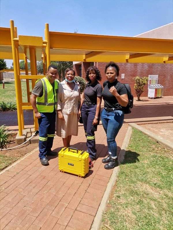 QinisoVirtual's tweet photo. Our aim is to help improve the learning system by inspiring creative learning.
#Innovative_Creators
With our beloved Ekurhuleni East TVET College principal Mrs Sibande.
#Former_DSPP_Apprentices stepping up the ladder. https://t.co/rycckbgTtp