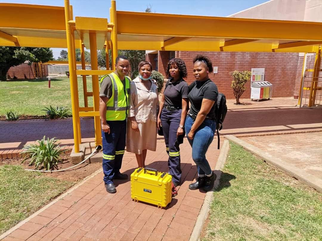 QinisoVirtual's tweet photo. Our aim is to help improve the learning system by inspiring creative learning.
#Innovative_Creators
With our beloved Ekurhuleni East TVET College principal Mrs Sibande.
#Former_DSPP_Apprentices stepping up the ladder. https://t.co/rycckbgTtp