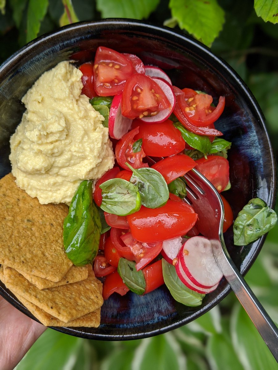 Happy Monday! It's frosty up on the Wolds this morning and we're feeling fresh ❄️

A little lunch inspo: chopped toms, radishes, fresh basil, a few crackers and some smoked fava bean dip (of course😋)
