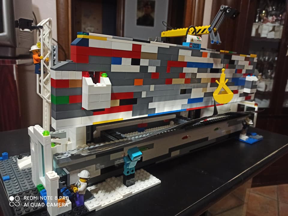 Con piacere condividiamo questo modello di pressa piegatrice realizzata con i mattoncini LEGO®, opera dell'ingegno di Gianni Messina e del figlio Antonio. Un ottimo modo per stimolare la passione per la lamiera e la meccanica anche nelle nuove generazioni!