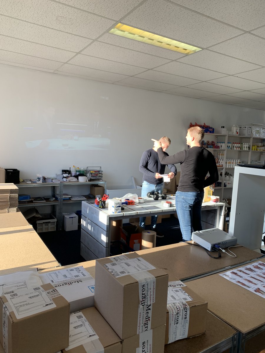 Medigros's tweet image. Maandagochtend orders verwerken! @wjtalsma  en Jordy, waarbij er één is die aanwijzingen geeft??