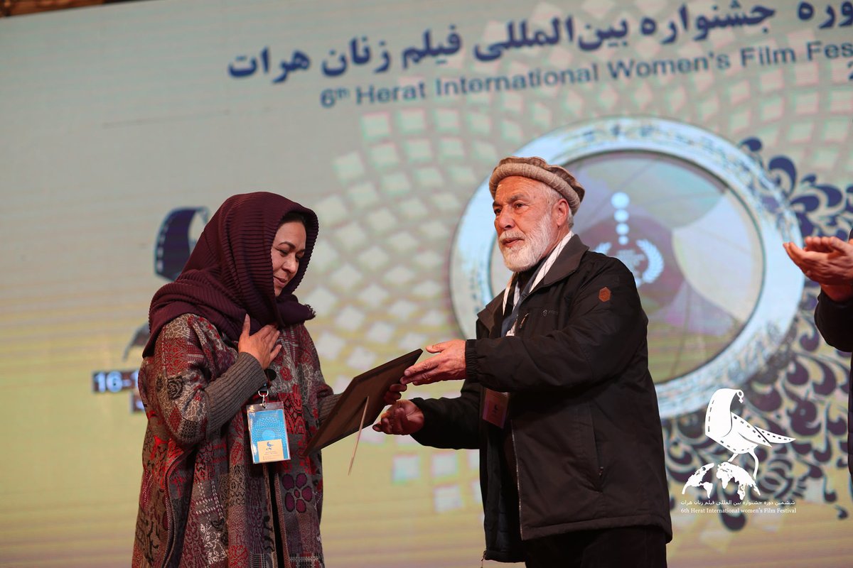 RoyaFilm's tweet photo. در ششمین جشنواره بین‌المللی فیلم زنان هرات، در بخش مسابقه فیلم‌های داخلی؛ این بار نسرین حسینی جایزه بهترین کارگردانی را به خانه برد.

#Kabul #Film_Festival #Women https://t.co/PFNQcEgP2b