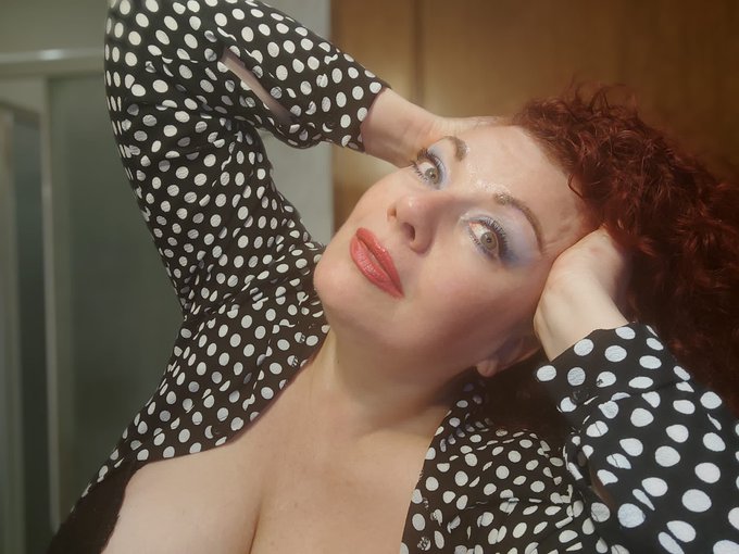 Buongiorno porcelloni vi aspetto su onlyfans/jessicarizzo per chattare con me, contenuti esclusivi ed