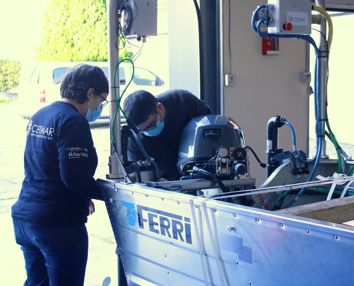 FundacionCETMAR's tweet photo. El traslado de este innovador laboratorio flotante a los muelles de #Bouzas donde se celebrará el acto de botadura ha tenido lugar hace escasos minutos bajo la supervisión de nuestros técnicos de la #UTMAR https://t.co/obxKRhog3c