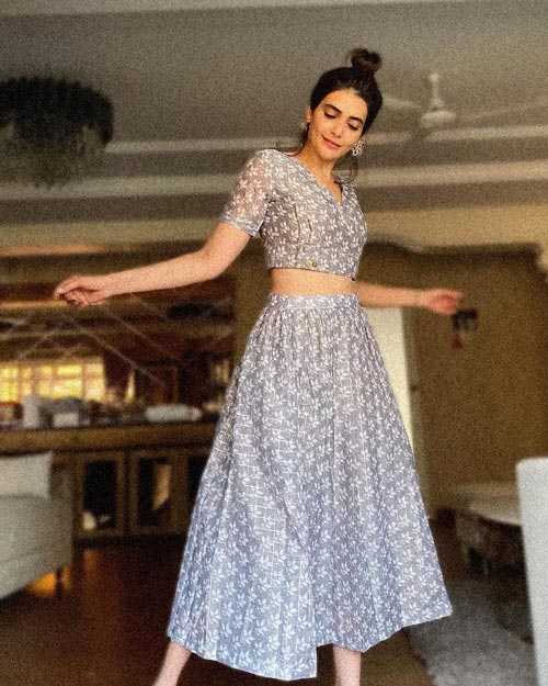 santa_banta's tweet photo. . @KARISHMAK_TANNA takes us off guard in her casually sassy ensemble! https://t.co/Tzh0Kepov6 #mood #love #smile #potd #instagram #ktians #stunning #bollywoodbeauty #gorgeous #images #pictures #latest #trending #downloads #santabanta For More visit: https://t.co/4yDRaxvlVL https://t.co/scOxamXhZU