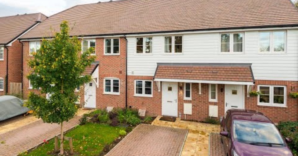 🏡JUST REDUCED: Modern 2 bedroom terraced house in fantastic order with luxury kitchen &amp; bathroom, south facing garden, parking &amp; solar panels #maidstone #tovilgreen #forsale #firsttimebueyrs #love #newhome #experiencethedifference #sandersonsuk akya.io/3urbRYKs