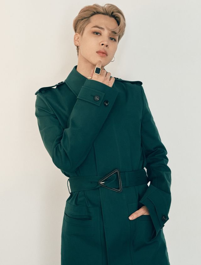 choi_bts2's tweet photo. Esquire x BTS @BTS_twt 
Jimin, V &amp; Jungkook https://t.co/AOEkm1VV04