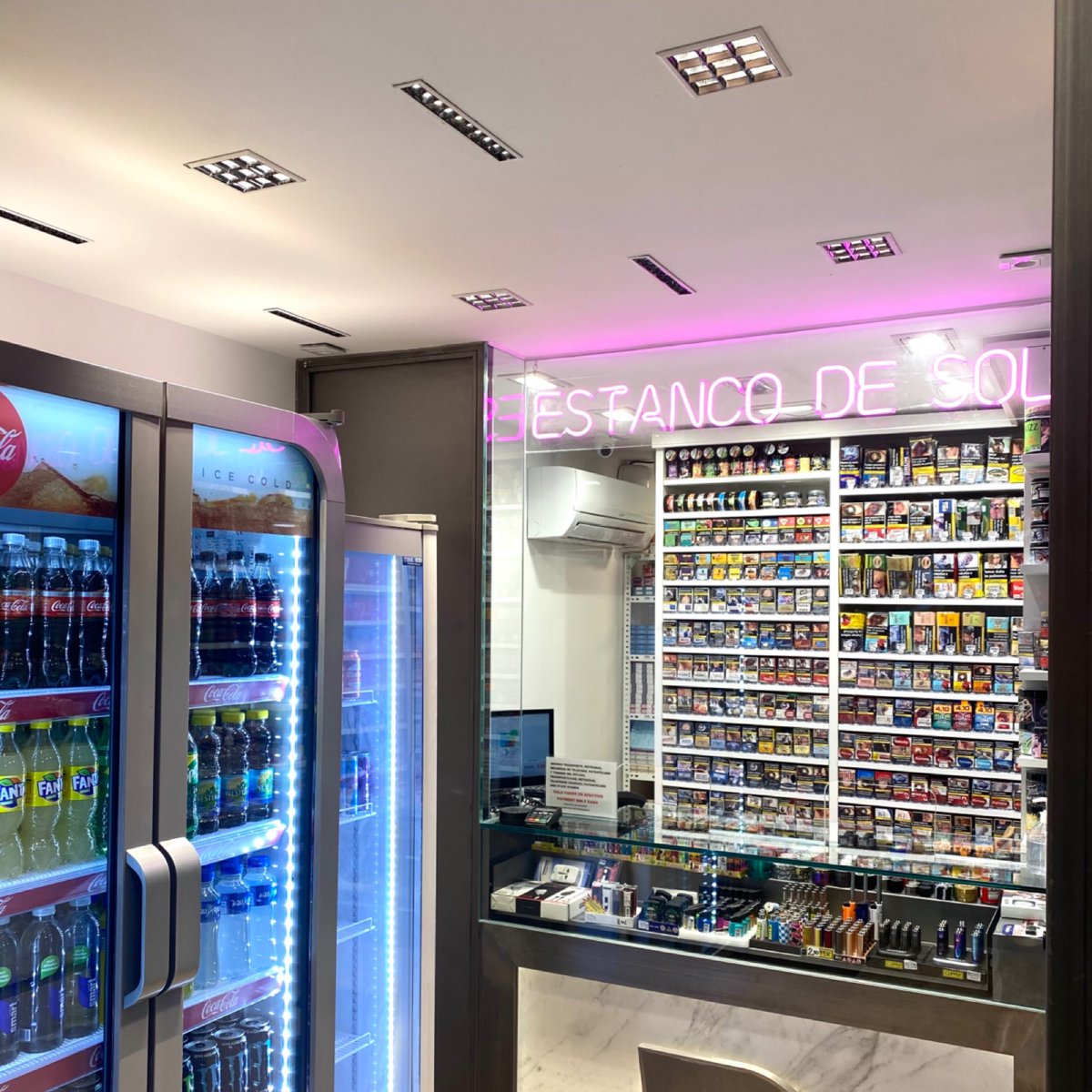 Estanco, Puerta del Sol. Madrid
Clase y Glamour contenidos en tan poco espacio, @estanco_de_sol pequeño local de gran nivel, proyecto ejecutado por @reformasjia con nuestras luminarias  🔝🔝 COSMOS y MATRIX de alto rendimiento y confort visual.
ledshomelighting.es