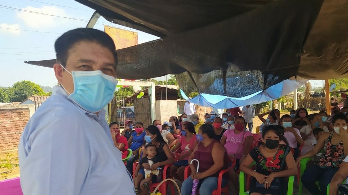 Abrazo fuerte Noelia Hernández y gracias por éste encuentro con mis amig@s de #LosLaureles en #Tecpan. Les refrendo mi afecto y si Dios quiere, pronto regresaré. https://t.co/mrAT560WKS https://t.co/j8mg436a7e