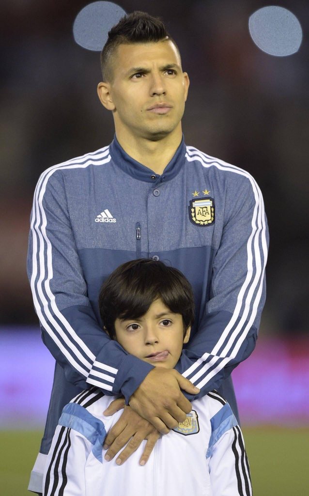 El es BENJAMIN AGÜERO: 

—Su padre es el Kun Agüero
—Su abuelo es Diego Armando Maradona
—Su padrino es Lionel Messi

Su sueño es ser cantante...