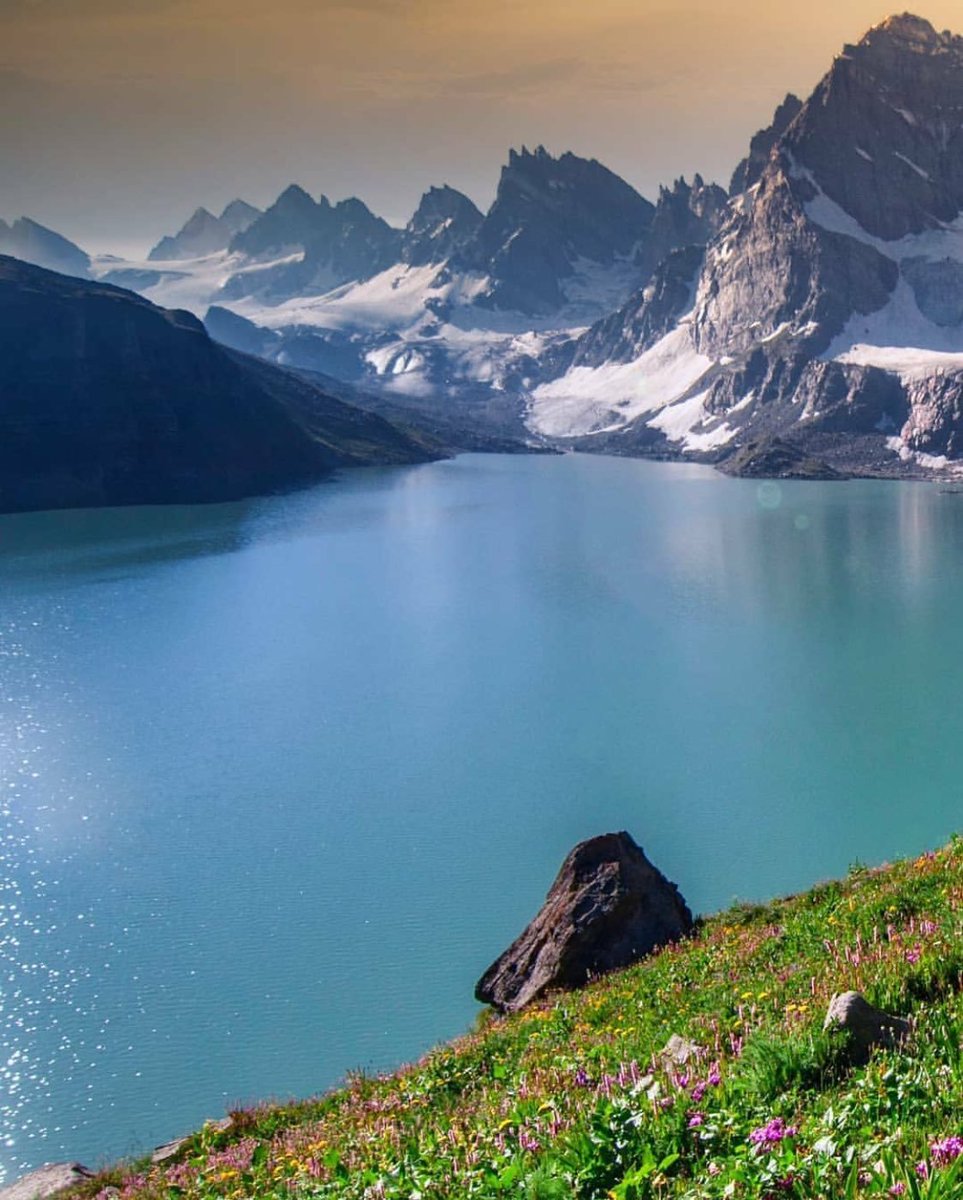 appcsocialmedia's tweet photo. #ChittaKatha #lake  is located in #ShounterValley, #AzadKashmir . It is located at the elevation of 13,500 feet
accessible from #Kel by a 20 KM #jeep  track and then 5 kilometers #hiking  trek.
#APPNews 
#BeautifulPakistan @ycviewz #Pakistan #MondayMotivation 
 Pics:Farooq seeru https://t.co/Rs9chLLjr8
