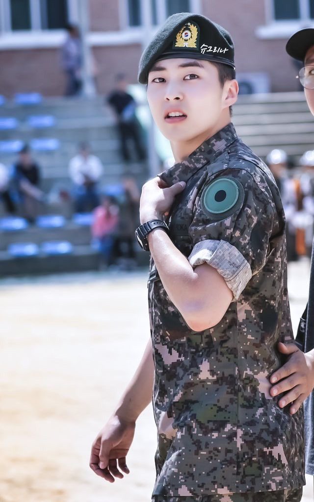 baekhyun2209's tweet photo. Welcome back, MINSEOK!🥳🦋

Can’t believe how fast time has flown, Xiumin telah memulai liburan terakhirnya dari militer &amp; TIDAK AKAN KEMBALI lagi. Less than 2 weeks &amp; he will be formally discharged on the 6th of December!❤️

#꾹기단_꽃신_준비완료
#시우민_집���로_복귀완료 #XIUMIN https://t.co/xZZaenh2h7