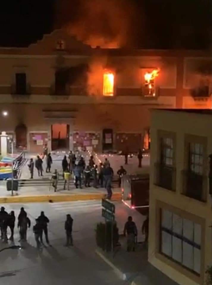 soyjessemireles's tweet photo. Durante una concentración en las inmediaciones de la Presidencia Municipal de Fresnillo, manifestantes prendieron fuego. Rápidamente, elementos policiales llegaron al lugar, tras 11 días desaparecida la niña Sofía, ¿dónde estaba tanta pinche policía? #JusticiaParaSofia https://t.co/CGWwnOLOtJ