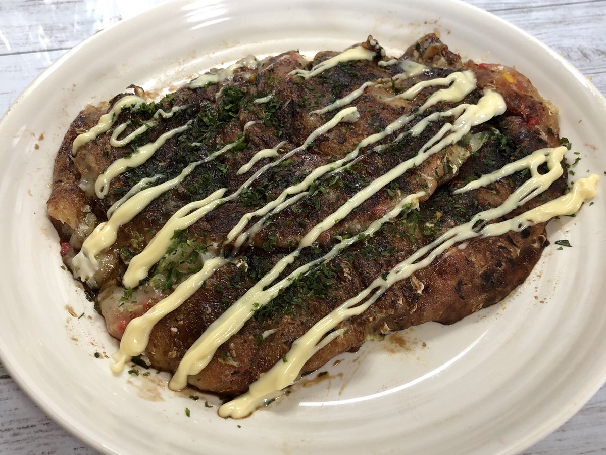 奇妙堂 姐御 市販のお好み焼き粉を使わずに 自宅にある小麦粉に出汁を加えて作ったら 平たい タコ焼き風お好み焼き になったぁ 生地がモッチモチ 珍しく返しまで失敗した結果 味は抜群に美味しかったんだけどね あ 父の分はちゃんと